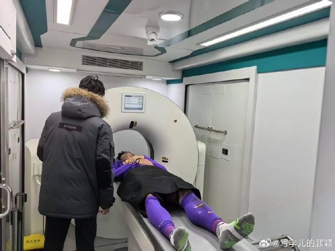 補時階段頭部被撞，天津記者：目前謝維軍正在醫(yī)院接受檢查