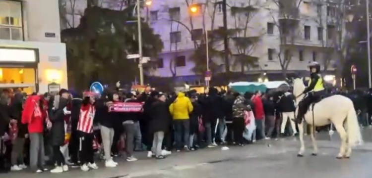 馬競球迷進入伯納烏時向人群投擲雜物，導致安保對其進行脫鞋檢查