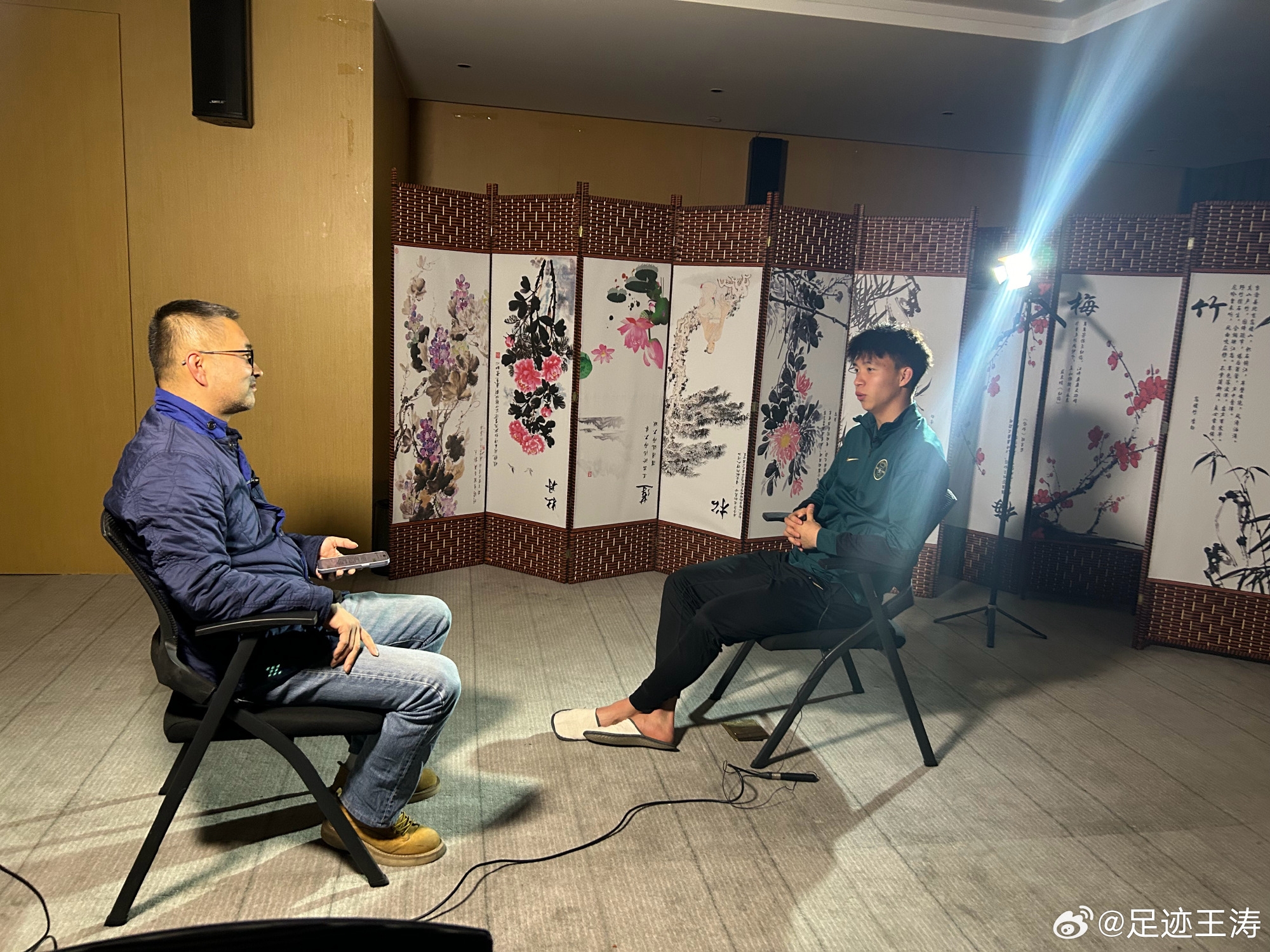 記者：王鈺棟視韋世豪為偶像&想加他微信，現(xiàn)進(jìn)了國(guó)足不知加到?jīng)]