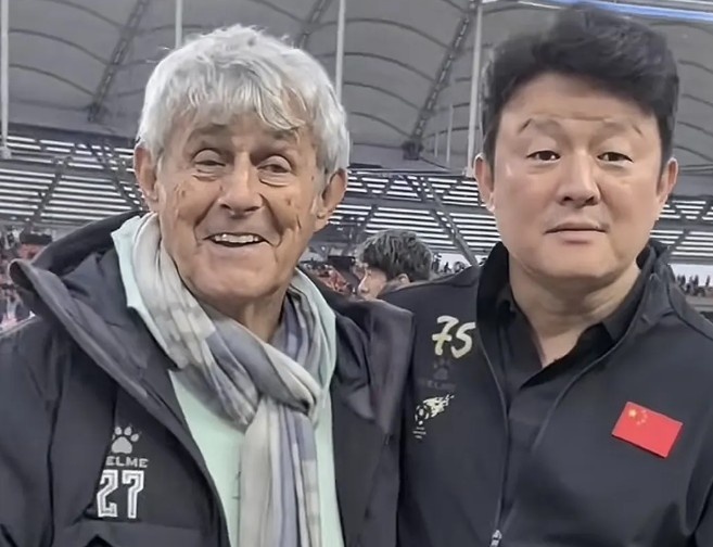 有點(diǎn)像？米盧差點(diǎn)將青島籍演員張磊誤認(rèn)為是孫繼海