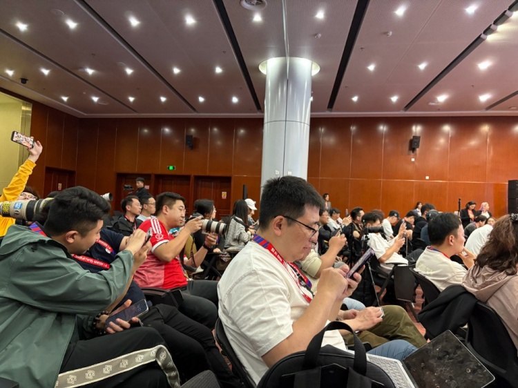 萬眾矚目！記者擠滿國足賽前新聞發(fā)布廳，賽場記者預(yù)計超300人