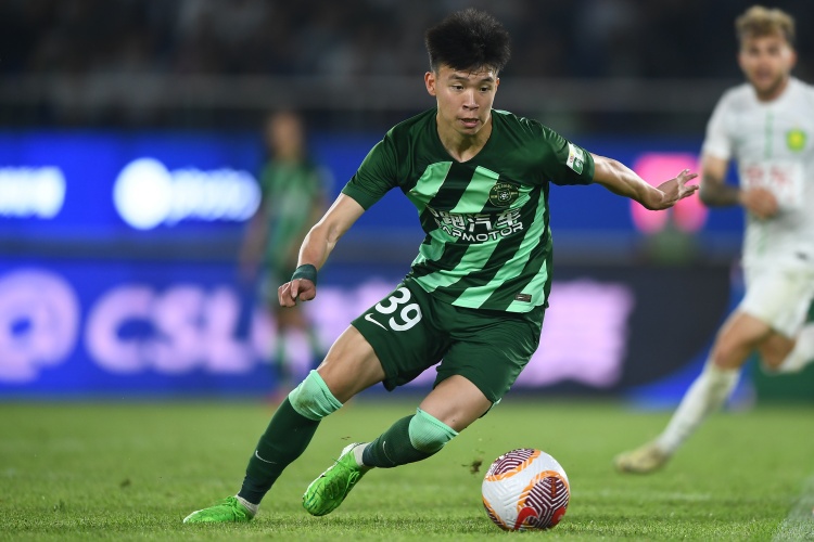 打幾分？浙江小將王鈺棟半場數(shù)據(jù)：觸球19次，2次射門0射正