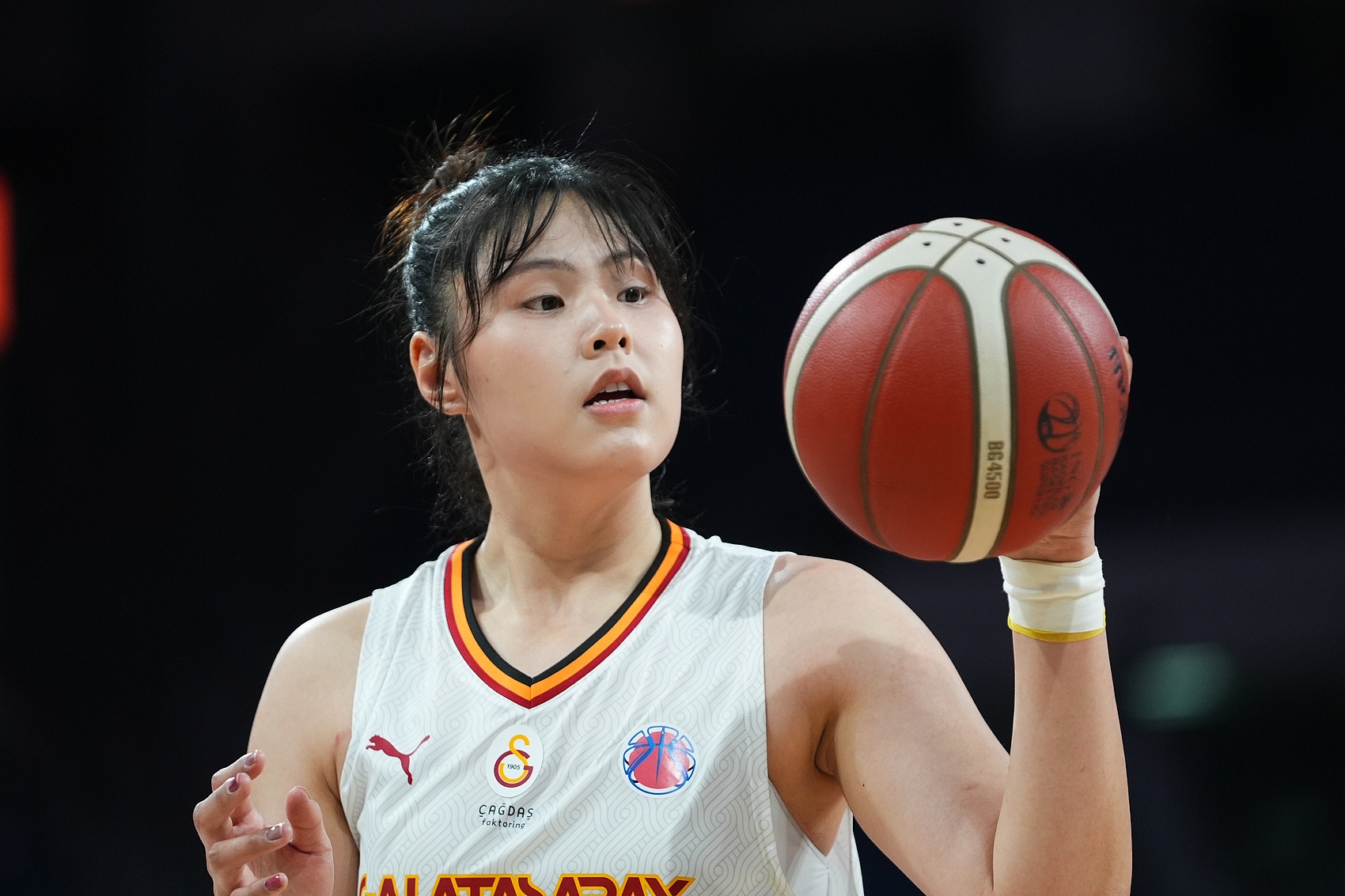 穩(wěn)定高效！李月汝9中6得到18分10板1助2斷1帽 罰球6中6